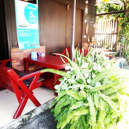 Baan Mai Guesthouse Mae Hong Son Bagian luar foto