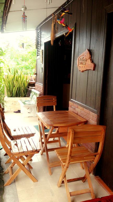 Baan Mai Guesthouse Mae Hong Son Bagian luar foto