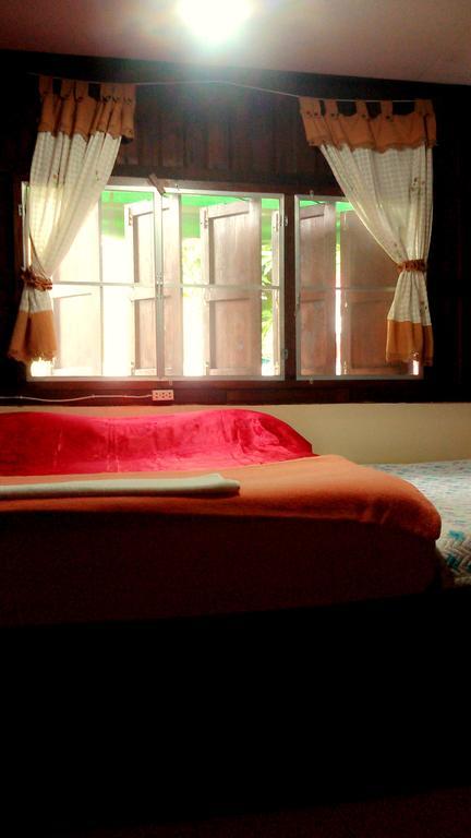 Baan Mai Guesthouse Mae Hong Son Bagian luar foto