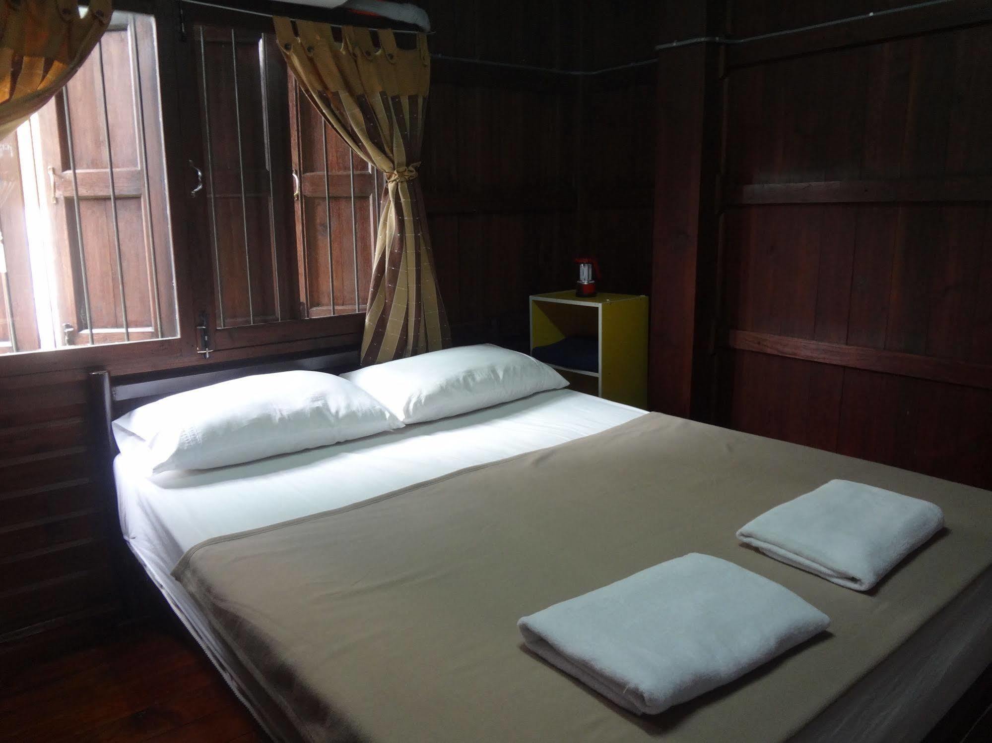 Baan Mai Guesthouse Mae Hong Son Bagian luar foto