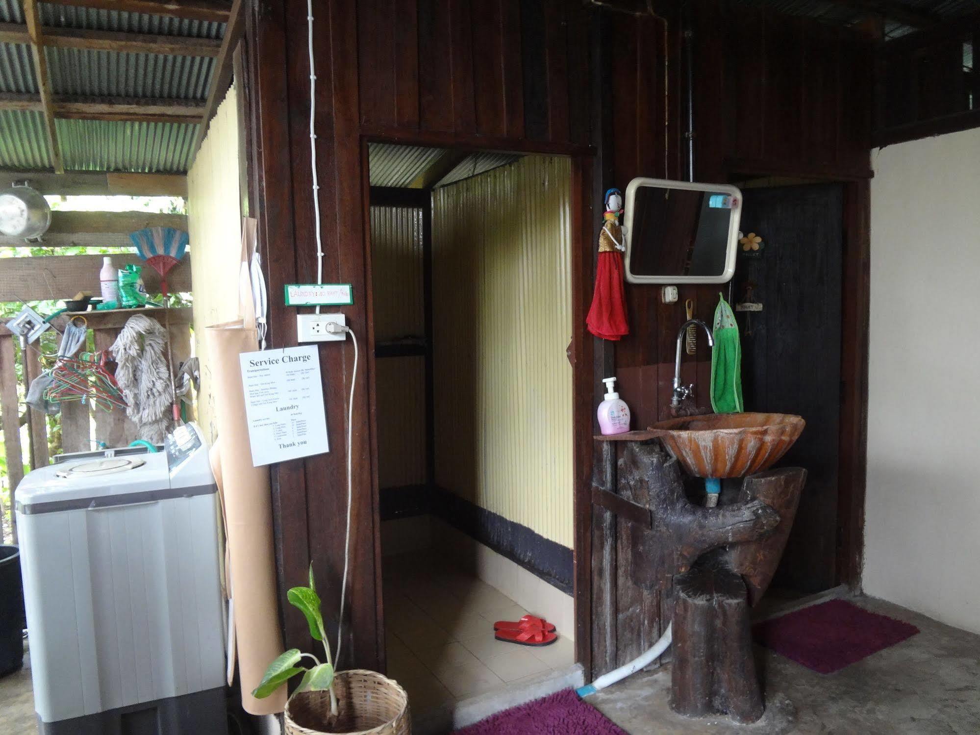 Baan Mai Guesthouse Mae Hong Son Bagian luar foto