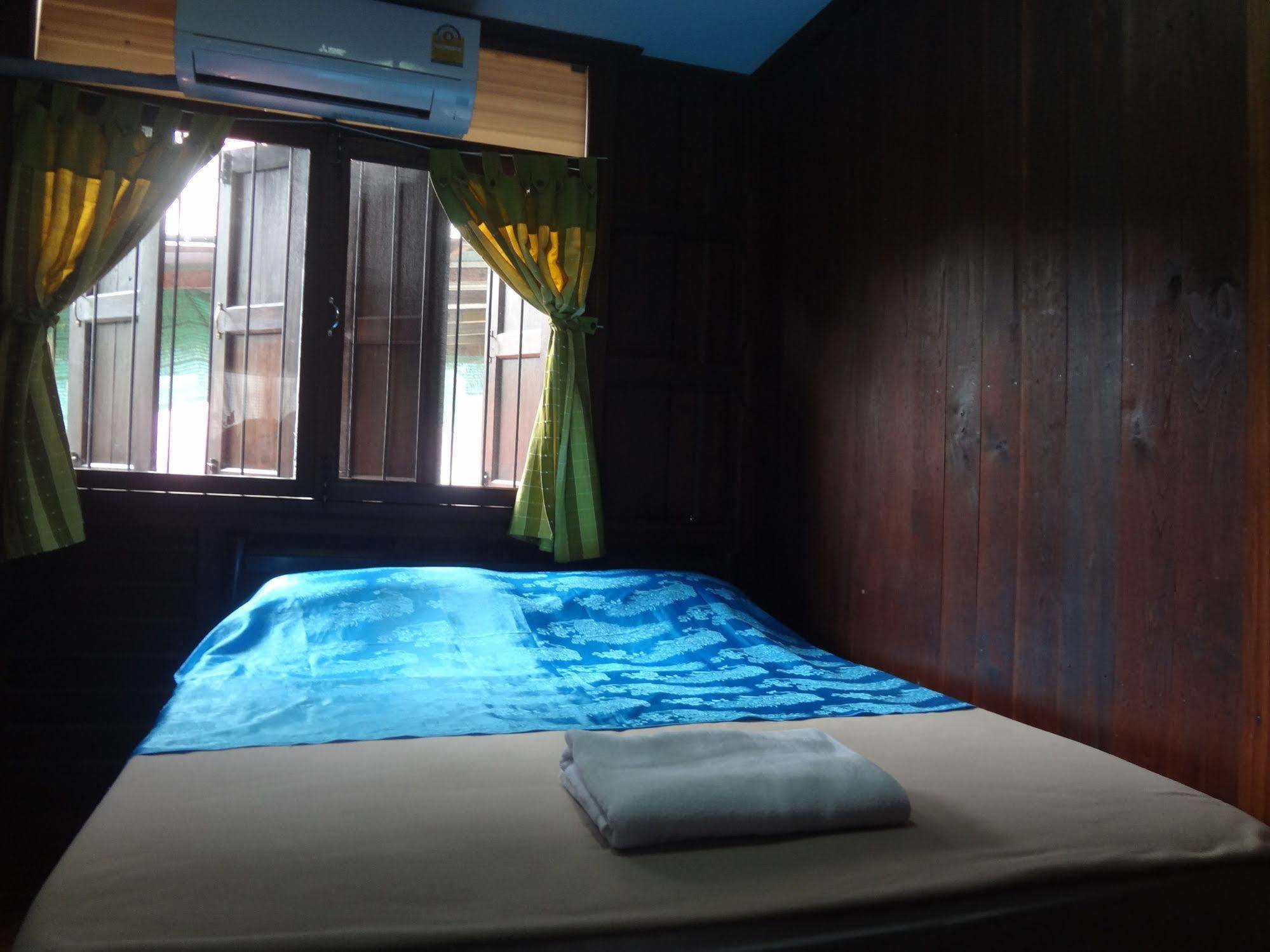 Baan Mai Guesthouse Mae Hong Son Bagian luar foto