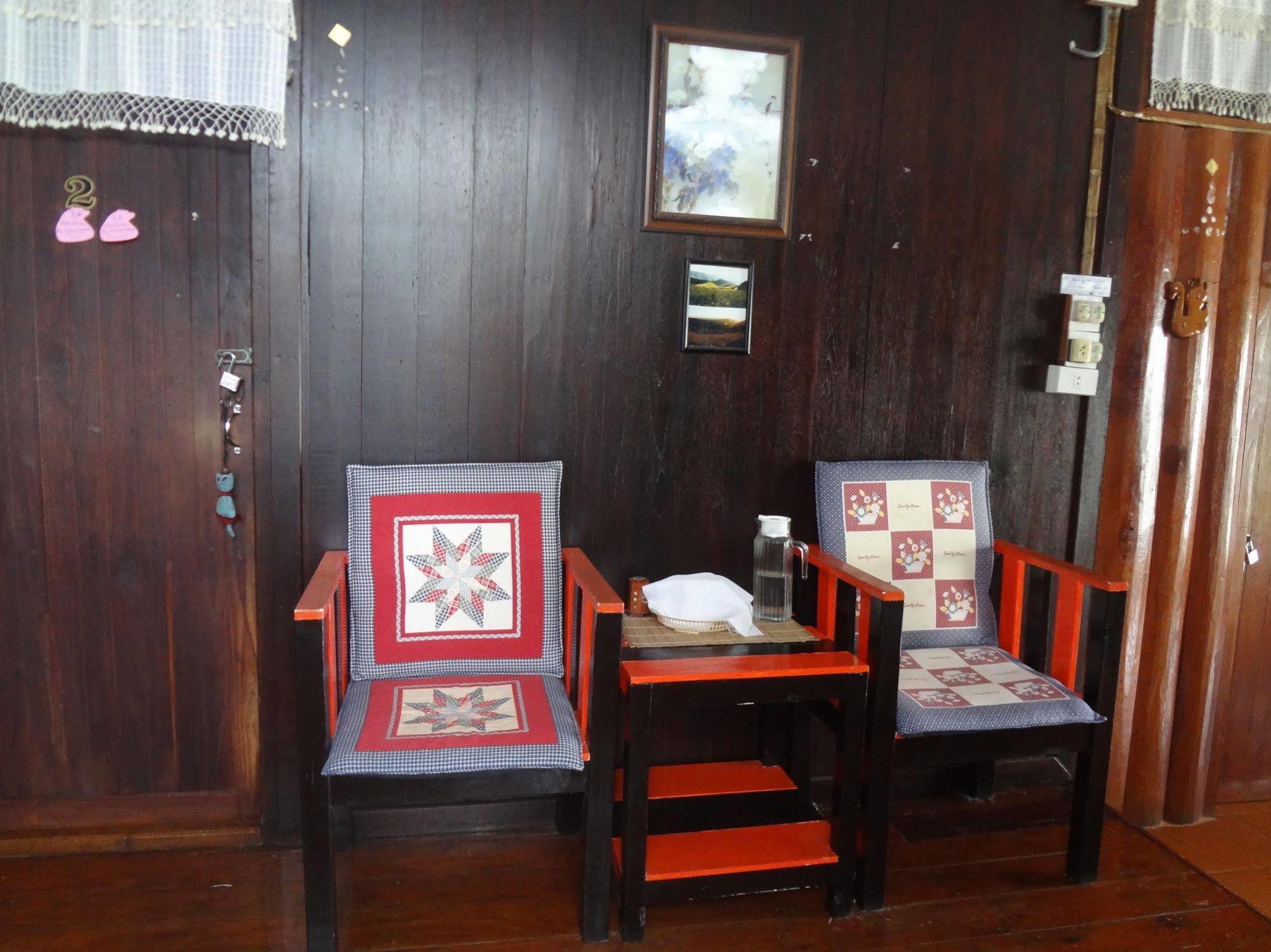 Baan Mai Guesthouse Mae Hong Son Bagian luar foto