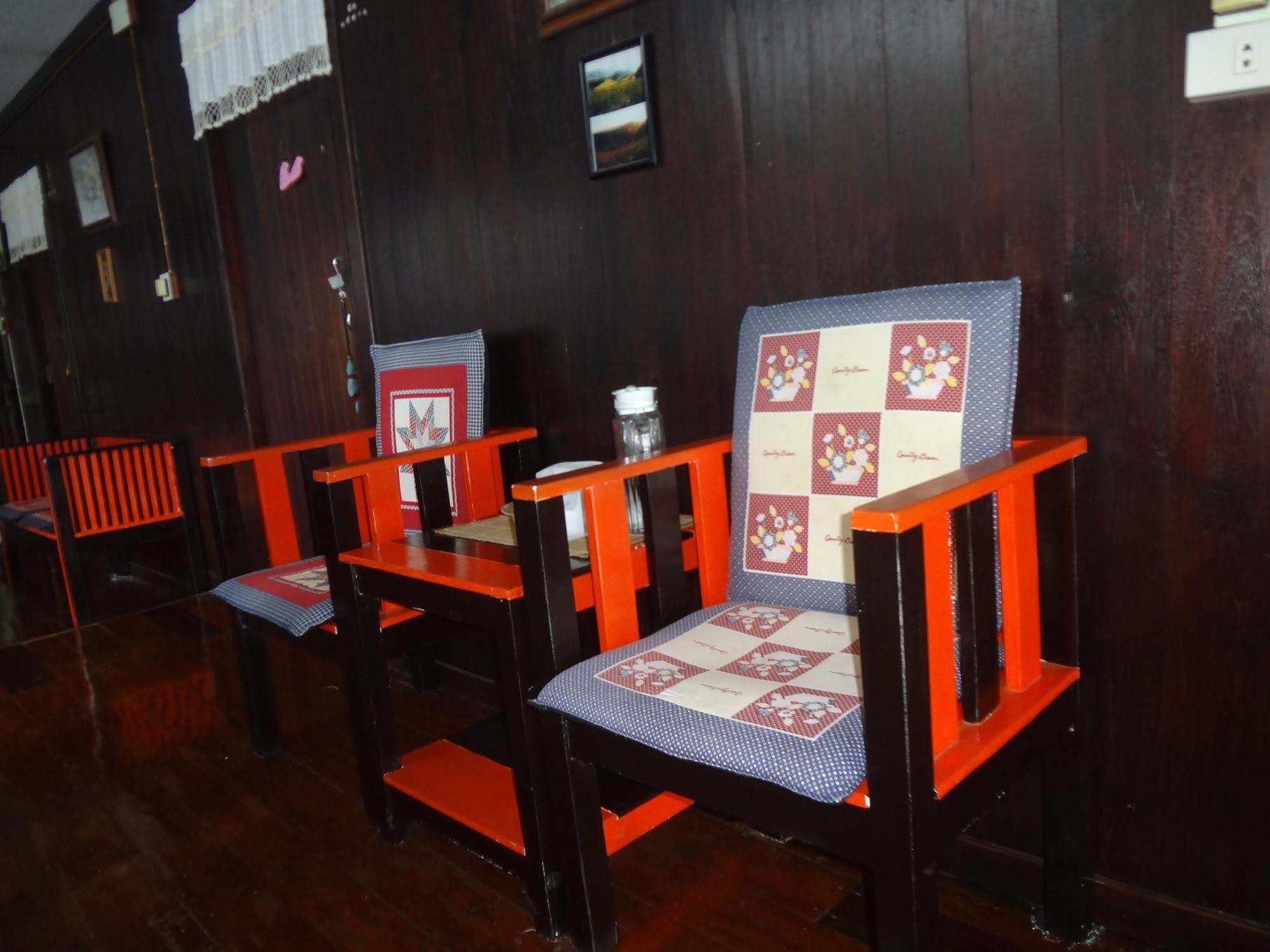 Baan Mai Guesthouse Mae Hong Son Bagian luar foto