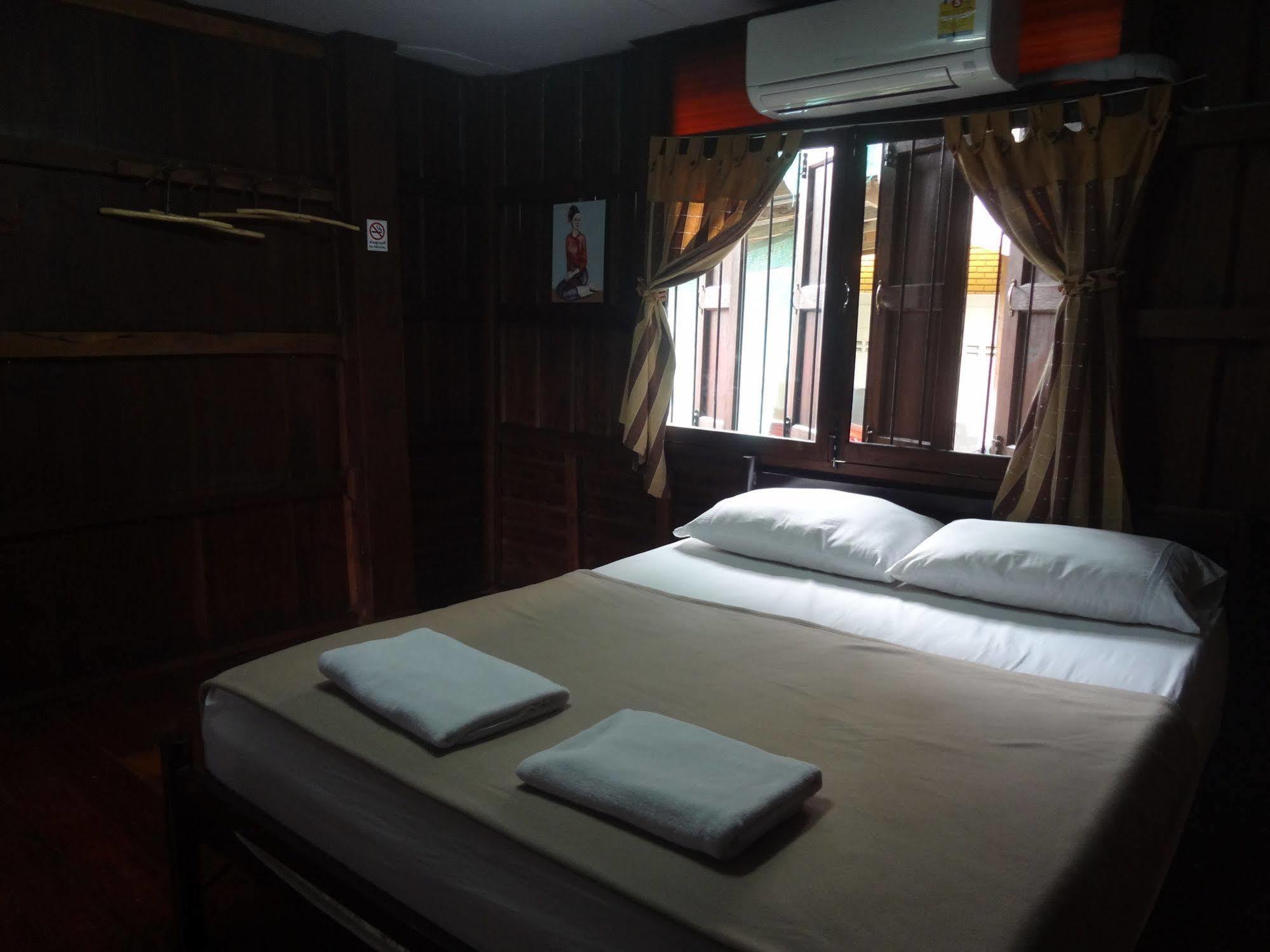 Baan Mai Guesthouse Mae Hong Son Bagian luar foto