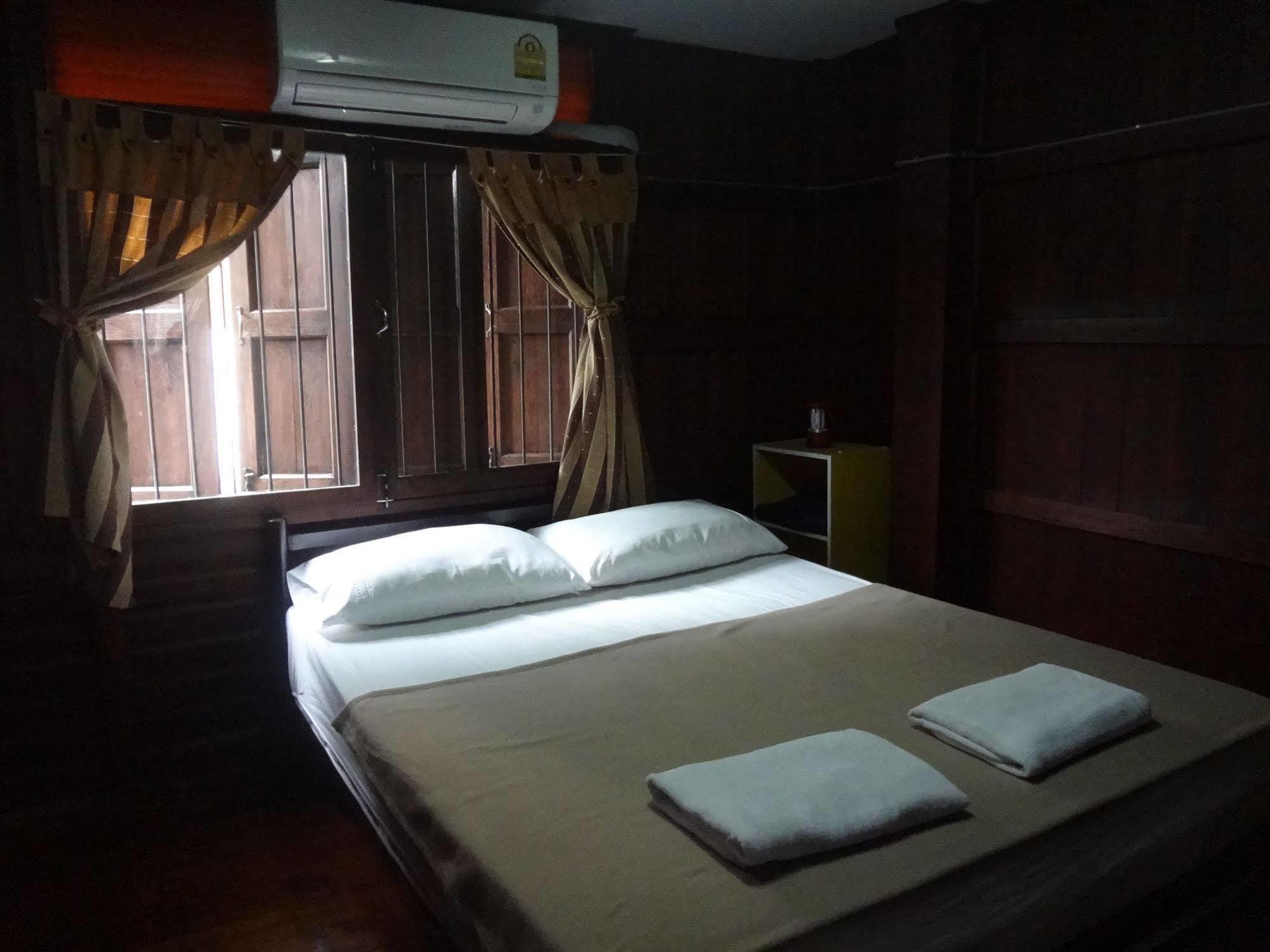 Baan Mai Guesthouse Mae Hong Son Bagian luar foto