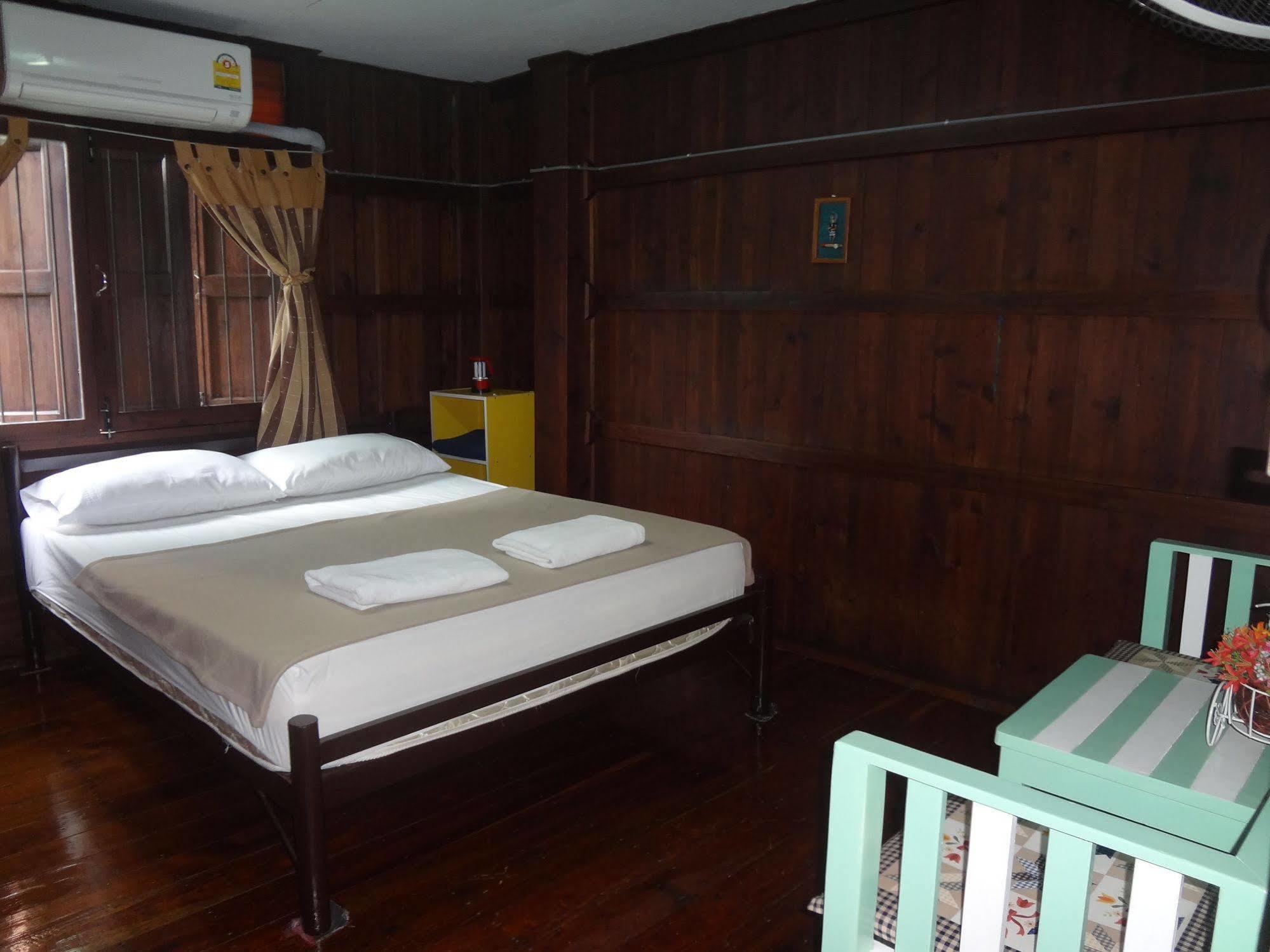Baan Mai Guesthouse Mae Hong Son Bagian luar foto