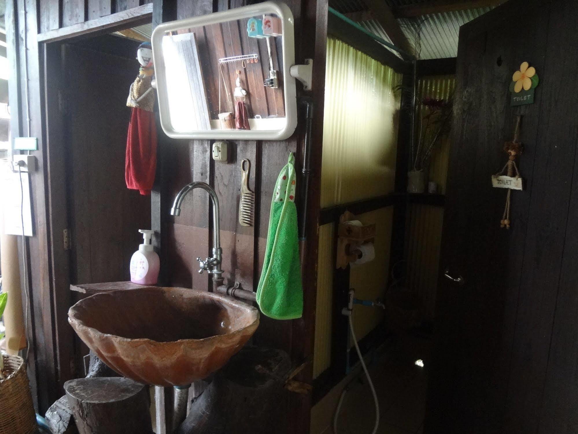 Baan Mai Guesthouse Mae Hong Son Bagian luar foto
