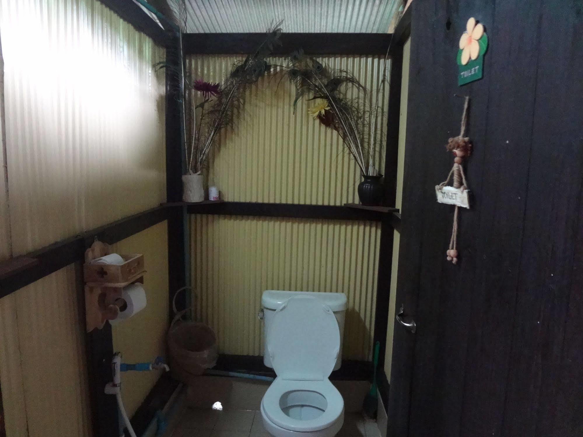 Baan Mai Guesthouse Mae Hong Son Bagian luar foto