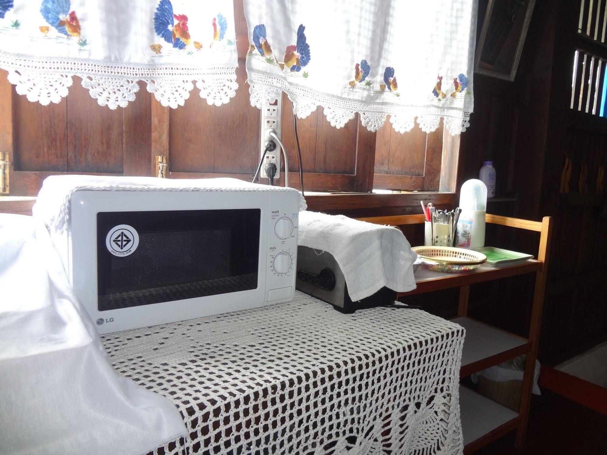 Baan Mai Guesthouse Mae Hong Son Bagian luar foto