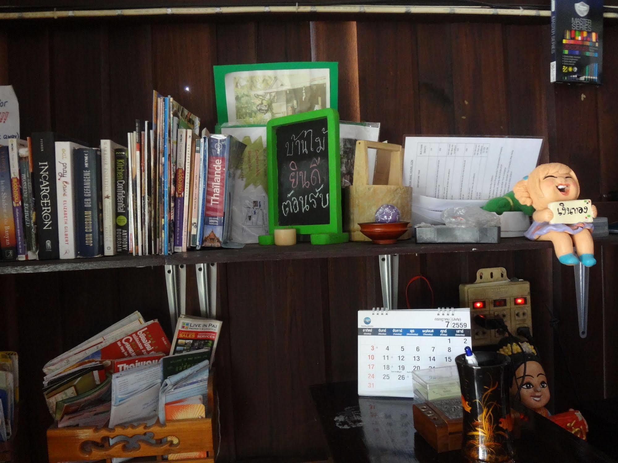 Baan Mai Guesthouse Mae Hong Son Bagian luar foto