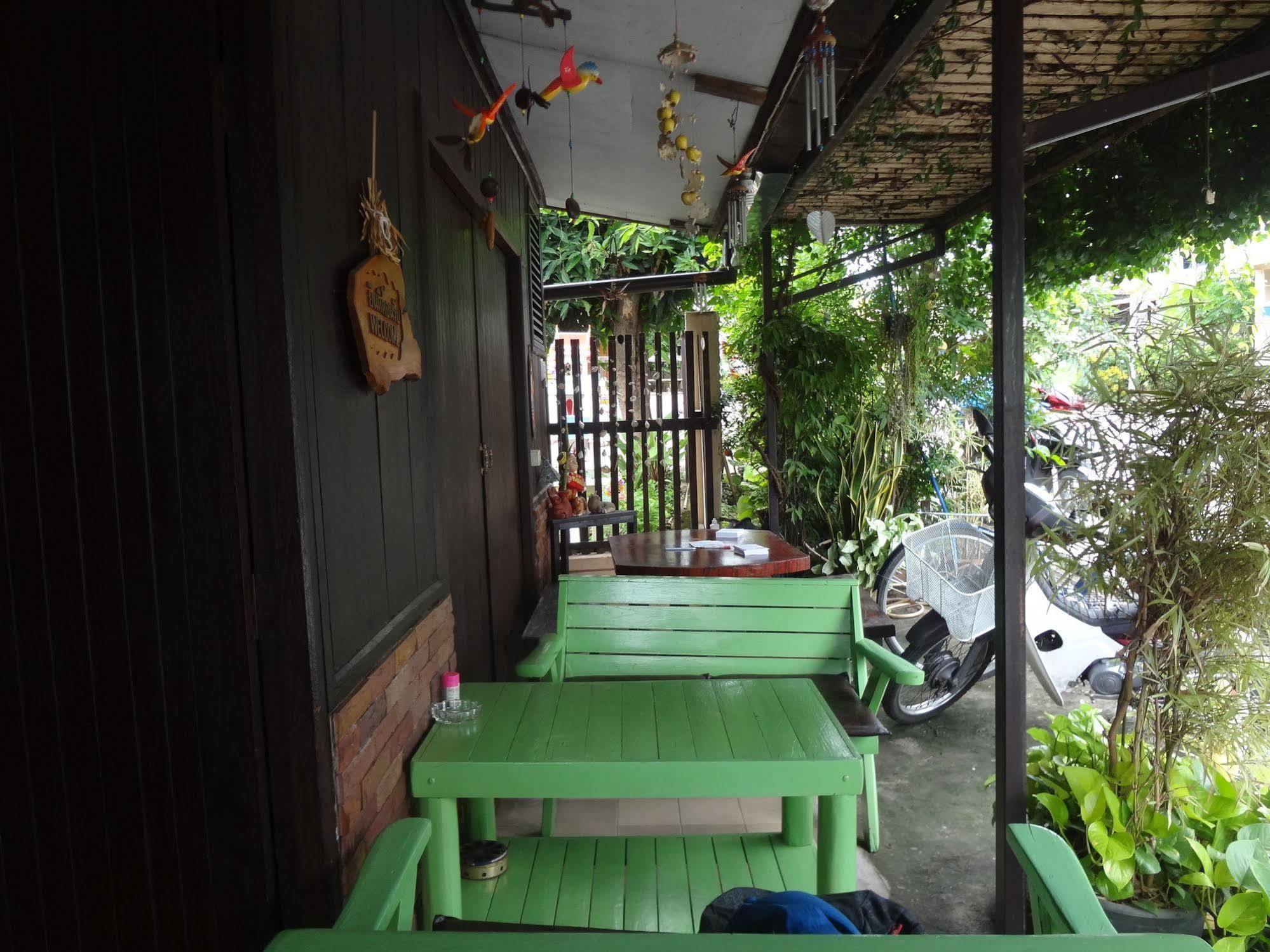 Baan Mai Guesthouse Mae Hong Son Bagian luar foto